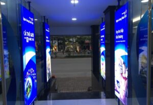 Hiflex xuyên đèn có nhiều ưu điểm như dễ in, màu sắc chuẩn, thích hợp cho bảng hiệu xuyên đèn. Với độ dày khác nhau, hiflex mỏng hơn có khả năng xuyên sáng tốt hơn