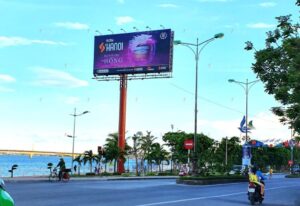 Vị trí chính là yếu tố then chốt quyết định đến hiệu suất hiển thị của biển. Giá thuê biển quảng cáo thường tăng cao tùy thuộc vào vị trí đẹp.
